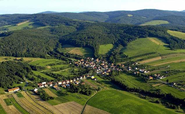 Ekologická vesnice Hostětín v malebném úpatí Bílých Karpat za návštěvu rozhodně stojí.