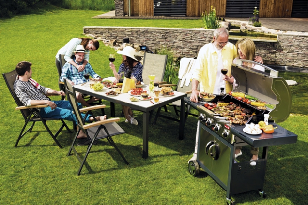 Křeslo Angela Lux II, konstrukce hliník, područky teakové dřevo, textilní výplet, 6 poloh opěradla, cena 2 150 Kč, stůl Sharon, konstrukce hliník, deska tvrzené sklo s kameninovým nástřikem, 90 x 160 cm, www.mountfield.cz