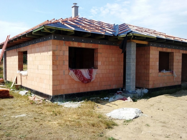 Program POROTHERM DŮM Wienerberger nabízí pět skvělých výhod, které vám zaručí bezstarostnou stavbu cihlového domu. Nemusíte si vybírat, u nás získáte odpověď na všechny vaše otázky… PDW totiž zajistí profesionální stavební firmu, 50 % slevu na projekt, kvalitní stavební materiál, garanční listinu a v neposlední řadě nezávislou kontrolu spolu s vystavením certifikátu jakosti. Nesněte sny o dokonalém domově, realizujte své představy!