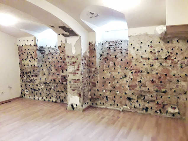 WetBrick gel na sebe váže vodu, vytvoří tlak a tím proniká do kapilárního systému stavebního materiálu, aniž by došlo k destrukci zdiva. Pod úrovní povrchu se provádí plošná injektáž v pravidelném rastru.