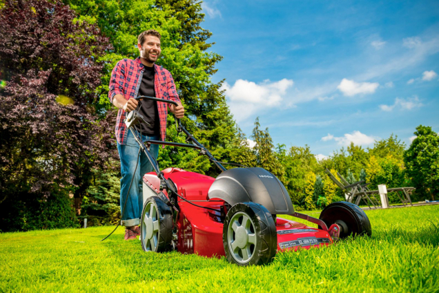 Elektrická sekačka EL 4800 PD BW je top modelem mezi elektrickými sekačkami. Komfort při sekání umocňuje pojezd a nadstandardní příkon elektromotoru. (Zdroj: Mountfield)
