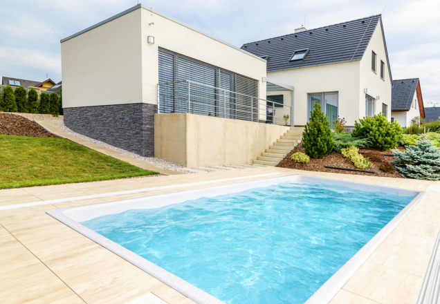 Sklokompozitní bazény řady Coral mají integrovaná schodiště s protiskluzovými nášlapy a ergonomicky řešené relaxační zóny. Na fotografii model Hit. (Zdroj: Mountfield)