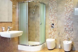 Od firmy IDEAL STANDARD je kolekce Sweet Life: závěsné WC 9 994 Kč, bidet 7 791 Kč, umyvadlo 5 084 Kč, sprchová zástěna (HÜPPE) 90 x 90 cm 105 149 Kč, sprchová vanička 10 541 Kč, obkládačky Etnea (IMOLA): (43 x 43 cm) 754 Kč/metr čtvereční, (17,5 x 17 cm) 1 010 Kč/metr čtvereční, (35 x 35 cm) 727 Kč/metr čtvereční, dekor (35 x 35 cm) 3 119 Kč/metr čtvereční