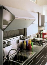 Horní skříňka umístěná nad dřezem je vybavená odkapávačem na nádobí, SCAVOLINI