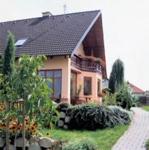 Z obytných místností v patře se lze dostat na prostorný balkon