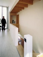 Galerie v patře - všimněte si přiznaných trámů dřevěného stropu, který je zaklopený OSB deskami