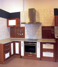 Kuchyňská sestava Disiz (masivní rámeček/třešeň a matný lak) se vyrábí v několika barevných provedeních. Cena od 19 000 Kč/bm