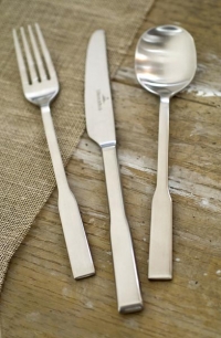 Př&iacute;bor D&eacute;lice (Villeroy and Boch), brou&scaron;en&aacute; nerezov&aacute; ocel 18/10 vhodn&aacute; do myčky, pol&eacute;vkov&aacute; lž&iacute;ce, cena 280 Kč, vidlička, cena 280 Kč, př&iacute;borov&yacute; nůž, cena 480 Kč, RANN&Yacute; ARCHITECTS