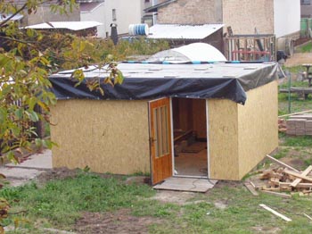Pro stavbu zahradního domku použili stejný materiál jako pro samotný rodinný dům - OSB desky
