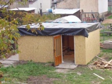 Kůlna je velká 4 x 4 m a je zhotovena z OSB desek