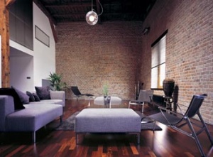 Minimalisticky pojatému interiéru sluší nábytek vyrobený podle architektova návrhu. Odhalené lícové cihly jsou originálním a nepřehlédnutelným prvkem celého interiéru