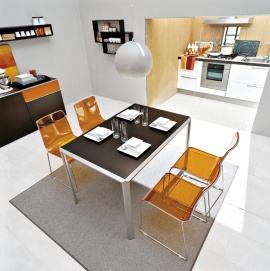 Jídelní židle Irony (Calligaris), subtilní kovová podnož, sedák s opěrkou z průsvitného plastu, cena 4 493 Kč, CORRECT INTERIOR