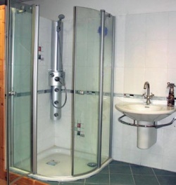 Sprchová zástěna Swing (RONAL) stojí 28 790 Kč, vanička Zirkon 6 950 Kč, masážní sprchový panel 28 060 Kč, umyvadlo Living (LAUFEN) 5 565 Kč