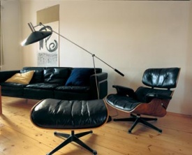 Klubovka s podnožkou (1956) designéra Charlese Eamse je ztělesněním pohodlí a náročnosti a stala se "klasikou" designu 20. století