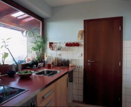 Kuchyňská linka z březového dřeva je vyrobena podle představ paní domu
