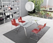 Jídelní židle Irony (Calligaris), subtilní kovová podnož, sedák s opěrkou z průsvitného plastu, cena 4 493 Kč, stůl Diablo (Calligaris), rozměr 90 x 180 cm, cena 19 504 Kč, CORRECT INTERIOR
