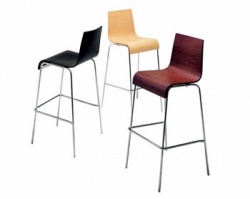 Pop (Biliani), chromová podnož a dýhovaný sedák (11 možností), rozměr 39 x 37,5 x 102 cm, výška sedáku 75 cm, cena 7 650 Kč, DAK INTERIÉRY