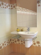 Asymetrické umyvadlo Galery (LAUFEN), 14 698 Kč, umyvadlová baterie Metropol (HANSGROHE), 5 380 Kč (bez DPH)