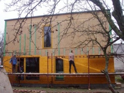 Rošt, na který se přišroubovaly Michaelou natřené palubky, připravil manžel za pomoci obou tatínků