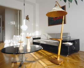 Gauč z galerie Modernista je zvláštní postranní skříňkou. Lampa a la Franta Skála má nesporný půvab