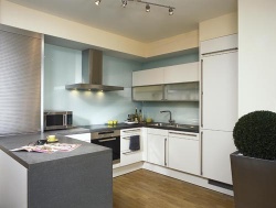 S barevným laděním místnosti koresponduje i kuchyňská linka SieMatic SC 10 v provedení camé a unikátní lávová pracovní deska SieMatic Basaltina, tloušťka 40 mm