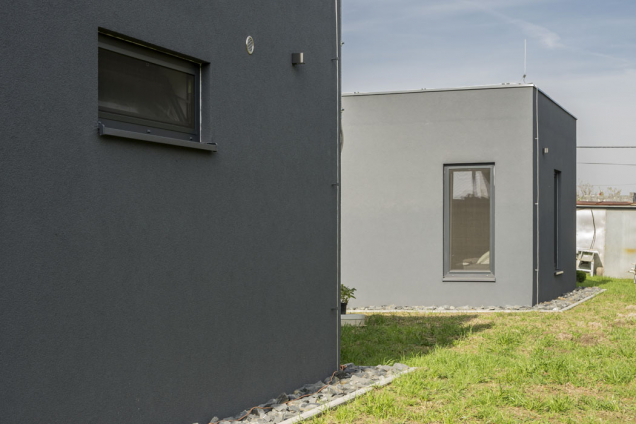 Cesta za novým domem začala fotkou z dovolené v Řecku – manželé si vyfotili dům, který se jim líbil a přinesli obrázek projektantovi. Představou o designu však jejich požadavky zdaleka nekončily - budoucí stavebníci chtěli stavět sami, v nízkoenergetickém standardu, bez zateplení a pokud možno bez dřeva. Trochu moc přání najednou? Vůbec ne – právě pro takto náročné lidi je tu Ytong. (Zdroj: Xella)
