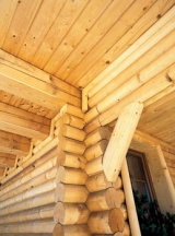 Detail křížení smrkové kulatiny, která je frézována z mohutných kmenů mimo střed