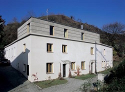 Jižní fasáda domu se obrací směrem k železniční trati