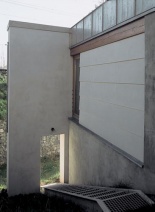 Nosná zeď původního objektu dnes slouží jako originální oplocení zahrady