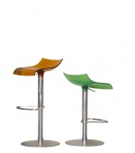 Barová židle Pam (design Archirivolto), kovová podnož, plastový sedák, cena 11 100 Kč, LIGNE ROSET