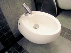 Bidet Alessi (LAUFEN), cena 16 878 Kč, bidetová baterie 10 870 Kč (bez DPH)