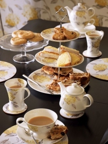 SLADKOU SNÍDANI si vychutnáte na bílém porcelánu s jemným květinovým vzorem v béžovém a šedém odstínu, www.kika.cz SLADKOU SNÍDANI si vychutnáte na bílém porcelánu s jemným květinovým vzorem v béžovém a šedém odstínu, www.kika.cz