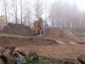 27. října 2004 se započalo se stavbou, na pozemku se vyhloubily výkopy pro základy domu