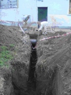 Přípojka vody je hotová, vodovodní šachta se bude dělat později