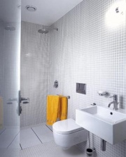 Koupelna v pokoji pro hosty je od místnosti oddělena skleněnou stěnou, sanitární keramika z řady Flaminia, WC je ze série Link, umyvadlová baterie - série Futurist od značky Faris, vybavení koupelny dodala firma Aqua trade