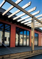 Terasa by mohla být i zastřešená, hezčí ovšem bude obrostlá zelení a květy