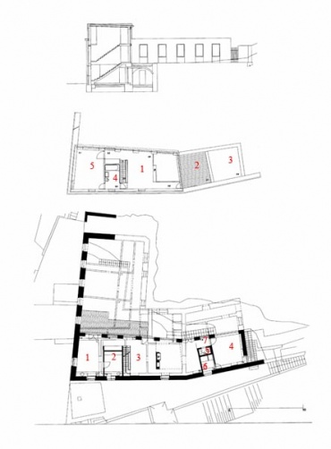 Nahoře: příčný řez domem, uprostřed: podkroví - 1. galerie, 2. terasa, 3. zelená střecha, 4. koupelna, 5. dětská ložnice, dole: přízemí s vyznačením původního objektu - 1. kuchyň s jídelnou, 2. prádelna, 3. obývací prostor, 4. ložnice, 5. WC, 6. koupelna, 7. šatna