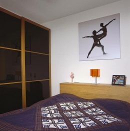 Ložnici zdobí fotografie manželského páru od známého fotografa Pavla Brunclíka ze série Geometrie nahoty, které byly v minulém roce vystaveny v pražském Mánesu