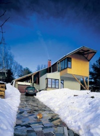 Na necelé dva miliony korun přišel netypický rodinný dům pro rodiče se dvěma malými dětmi od architekta Davida Krause. Dřevostavba připomínající "slepeninu" z jihoamerického slumu je vhodná pro alergiky - má pH lidského těla