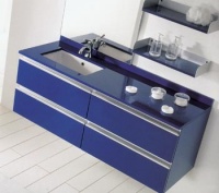 Od italské firmy LAVALLE je nábytková sestava Sftily, materiál MDF deska a lesklý lak. Cena celé kompozice včetně armatury je 82 000 Kč, ITALIA INTERIOR - DESIGN