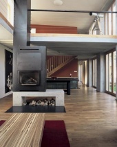 V samém středu přízemní dispozice se nachází atypický krb podle návrhu architekta Ladislava Lábuse