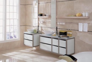 Nábytek Ark (PORCELANOSA), skříňka malá 38 122 Kč, skříňka velká 66 858 Kč, umyvadlo 9 514 Kč/ks, baterie 13 202 Kč/ks, zracadlo Neo s osvětlením 15 378 Kč, polička malá 2 341 Kč, polička velká 3 801 Kč, BATHMEN