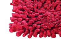 Koberec Berber (Mat), kompozice s použitím různých textur a struktur a tkacích technik, 100% vlna, různé barvy, délka vlasu 5 cm, 140 x 200 cm stojí 20 885 Kč, FAST INTERIER & DESIGN nebo JESPEN