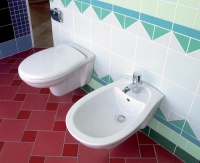Z kolekce San Remo (IDEAL STANDARD)  je klozet, cena 4 267 Kč, a bidet, cena 3 908 Kč. Bidetová baterie Axor uno (HANSGROHE)  je za 11 353 Kč