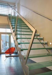 Schodiště navrhl a zrealizoval Ing. Jiří Bláha (General Compact). Osvětlení stupnic zajišťují čtvercová světla. Detail ve tvaru čtverce a úzkého obdélníku se opakuje ve vnitřních i vnějších částech celého objektu