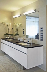 V široké skříňce jsou zapuštěná umyvadla Loop &amp; Friend (VILLEROY &amp; BOCH), cena 9 966 Kč