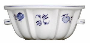 Pečicí formy se vzorem cibuláku, bábovka: váha 1 970 g, cena 2 317 Kč; kapr: 39,6 x 23,6 cm, cena 1 385 Kč, www.cesky.porcelan.cz