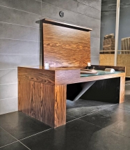 Neviditelný klozet SmartBench je vybaven mechanismem pomalého zavírání a systémem odvodu pachů Pur Air. Cena (bez DPH) 80 430 Kč