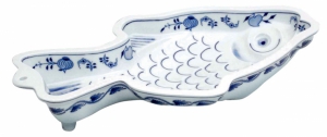 Pečicí formy se vzorem cibuláku, bábovka: váha 1 970 g, cena 2 317 Kč; kapr: 39,6 x 23,6 cm, cena 1 385 Kč, www.cesky.porcelan.cz