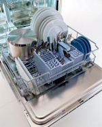 ADP 6940 je vybavena 4 programy, 6. smyslem, LCD displejem, funkcí So Clar, spotřeba 13 l, hlučnost 46 dB, spotřeba energie 1,05 kWh, cena 21 890 Kč, WHIRLPOOL